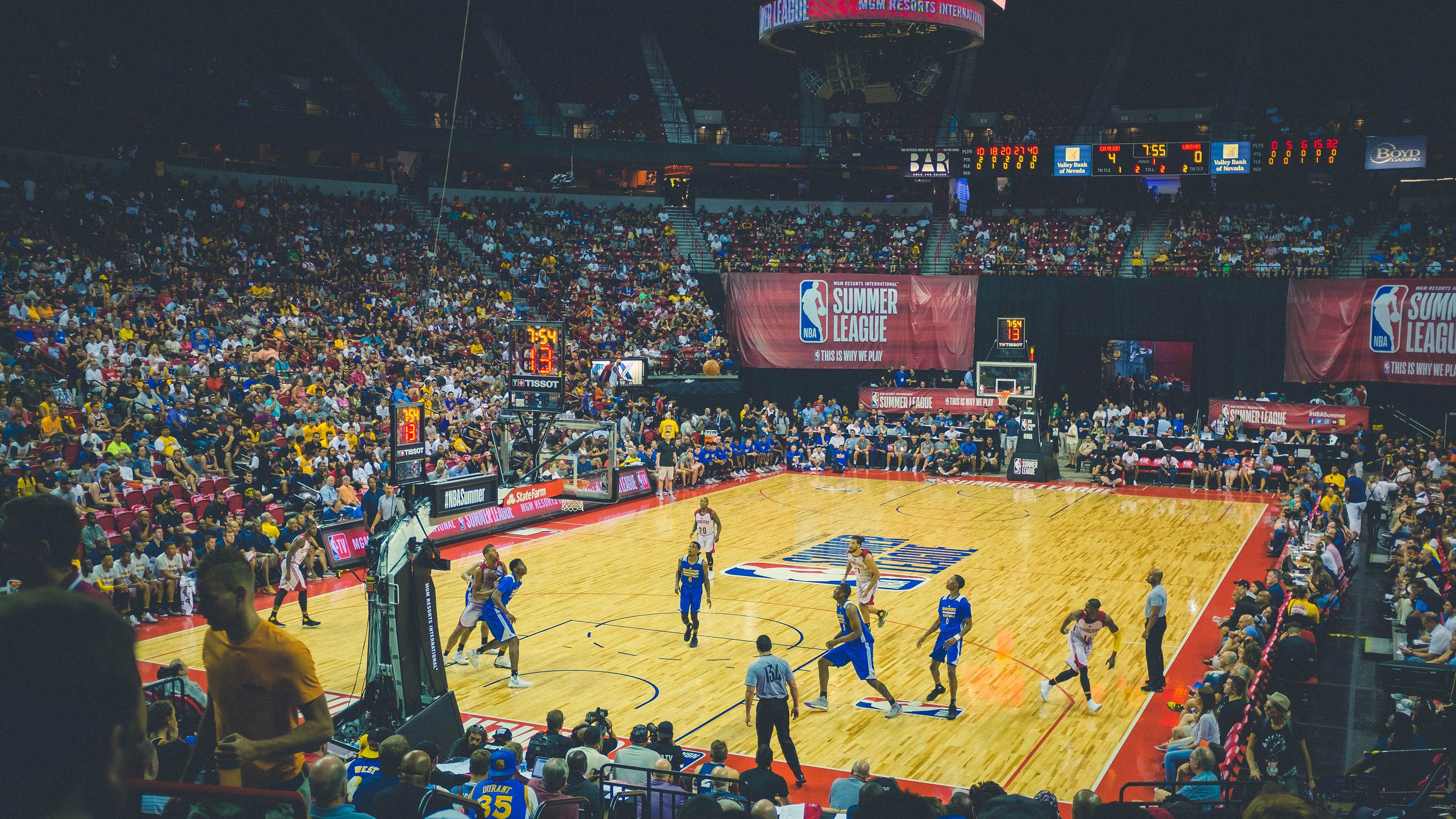 布克狂飙定乾坤!广东队战术革新大胜火箭,唯一性胜利背后的体系密码